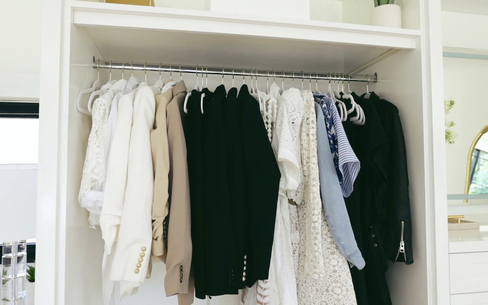 pick a color story for your travel capsule wardrobe and more packing tips for traveling with a carry-on only