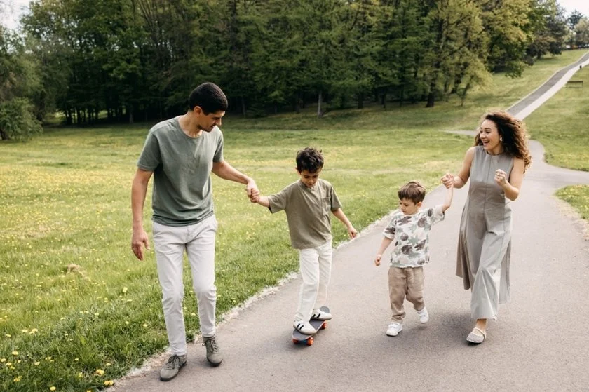 Family with children in spring, child on skateboard | Skylum Blog