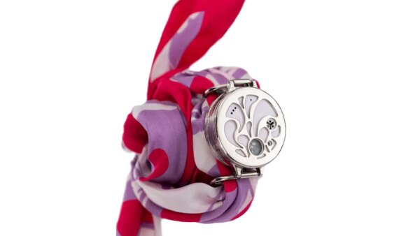 Ieva's Twin-C, connected jewelry, used to give gives preventative and personalized beauty recommendations